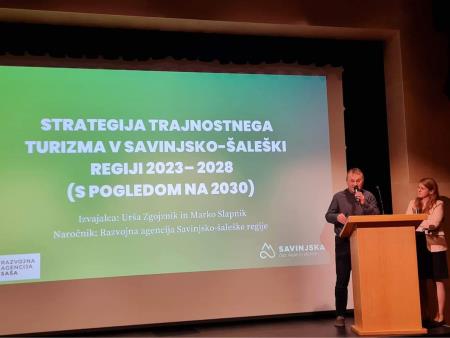 Urša Zgojznik in Marko Slapnik sta predstavila novo Strategijo turizma v Savinjsko-šaleški regiji. Izpostavljata 5 prioritetnih področij za obdobje 2023-2028: komuniciranje, kolektivna blagovna znamka, trajnost, trženje in upravljanje s produkti, organiziranost turizma. Posebno pozornost sta namenila predlogu nove organiziranosti turizma oz. možnosti ustanovitve novega Zavoda za turizem Zgornje Savinjske doline, ki bi povezal različne deležnike v turizmu.